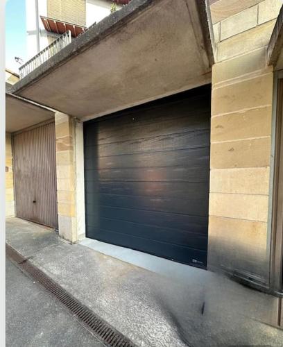 a garage door on the side of a building at Luxuriöse Maisonette Oase mit Panoramablick in Stuttgart