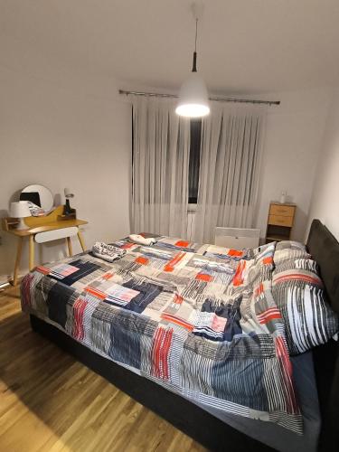 En eller flere senge i et værelse på Apartmani D&N