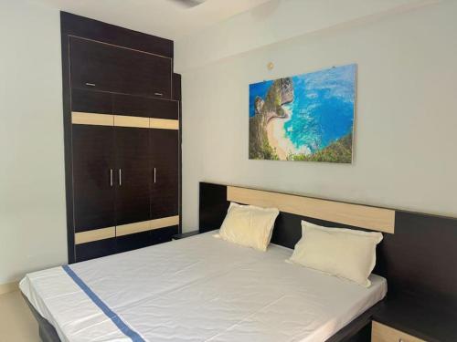 Postel nebo postele na pokoji v ubytování Fresh & Spacious 2BHK 401