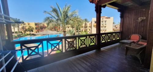 einen Balkon mit Poolblick in der Unterkunft Gamal SEA BEACH Flat in Sharm El Sheikh