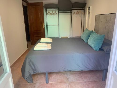 a bedroom with a bed with two towels on it at A Casa do Sastre1 in Ribadavia