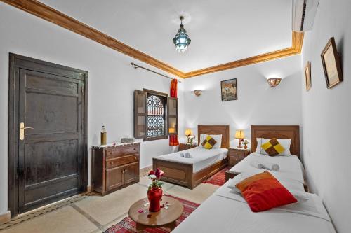 sypialnia z dwoma łóżkami i umywalką w obiekcie Riad Marwa Marrakech w Marakeszu