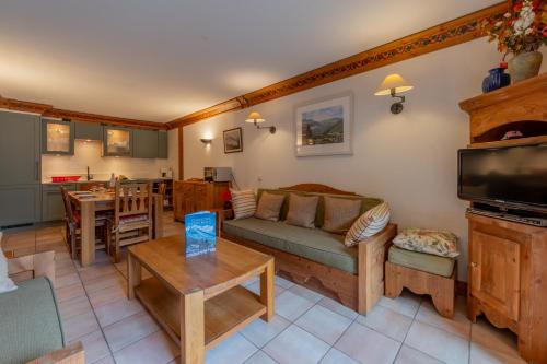 un salon avec un canapé et une table dans l'établissement Résidence Le Cristal - Mont Blanc 8 - Happy Rentals, à Chamonix-Mont-Blanc