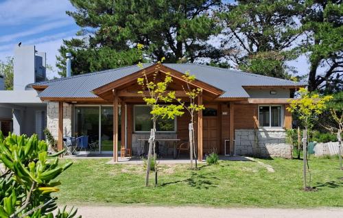 a small house with a metal roof at Hermosa casa de diseño en las lomas in Miramar