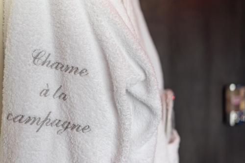 a white sweater with the words outcome a la compliance on it at Charme à la campagne avec spa in Saint-Senier-de-Beuvron