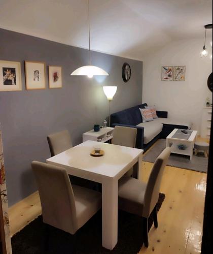 Zona d'estar a Kum Apartment