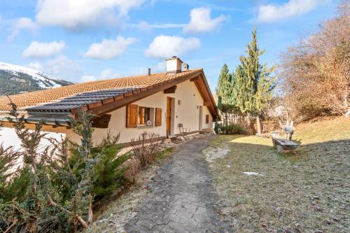 a small house with a pathway in front of it at Stilvolle 2.5 Zimmer Wohnung nähe Skigebiet in Savognin