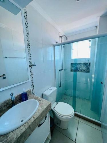 Ένα μπάνιο στο Cobertura Duplex Com Piscina e Vista mar