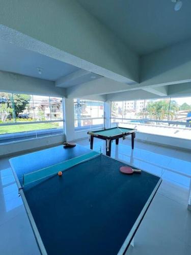 Πινγκ πονγκ στο Cobertura Duplex Com Piscina e Vista mar ή εκεί κοντά
