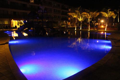 a swimming pool at night with blue lights at Refeições inclusa - Polinesia Resort - Porto de Galinhas - Apartamentos com somente 1 opção de Térreo com Piscina Privativa - Acesso ao Hotel Samoa in Porto De Galinhas