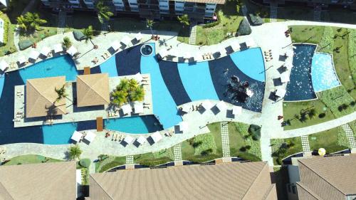 an overhead view of a swimming pool in a resort at Refeições inclusa - Polinesia Resort - Porto de Galinhas - Apartamentos com somente 1 opção de Térreo com Piscina Privativa - Acesso ao Hotel Samoa in Porto De Galinhas