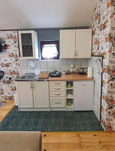 Kuchyň nebo kuchyňský kout v ubytování Kum Apartment