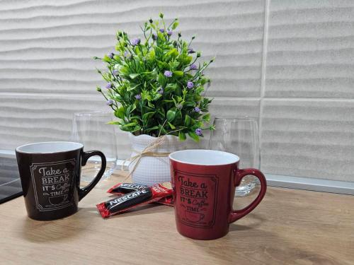 Kemudahan buat kopi dan teh di The Wazaari Apartment