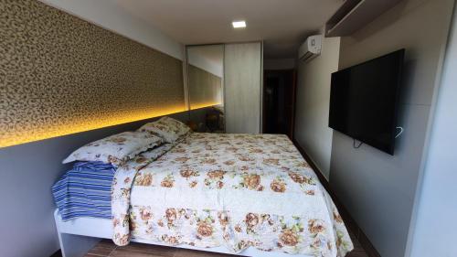 a bedroom with a bed and a flat screen tv at Refeições inclusa - Polinesia Resort - Porto de Galinhas - Apartamentos com somente 1 opção de Térreo com Piscina Privativa - Acesso ao Hotel Samoa in Porto De Galinhas