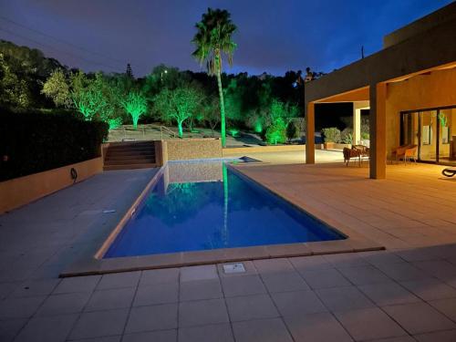 einen Pool in der Mitte einer Terrasse in der Unterkunft Villa Casa Santana - Heated Pool in Lagos