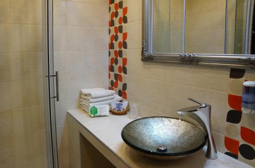 Bilik mandi di Hotel Kamena