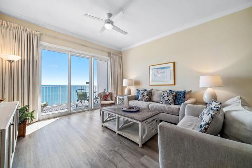 een woonkamer met een bank en een groot raam bij Windemere Unit 1505 in Pensacola