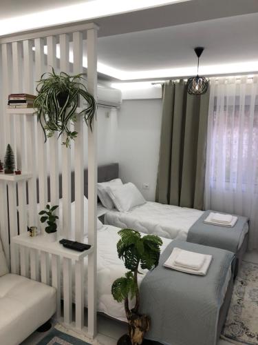 เตียงในห้องที่ Aeden Apartment