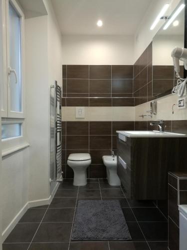 a bathroom with a toilet and a sink at Voyage Deluxe Master Room in La Spezia