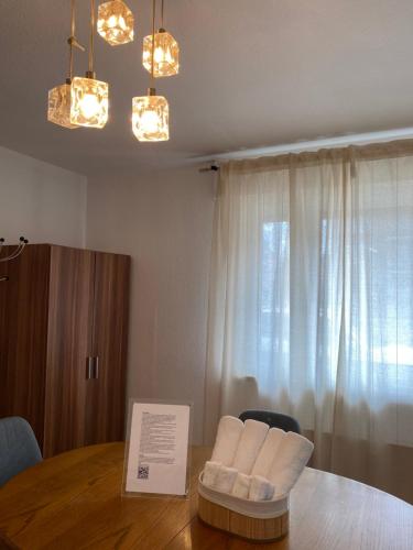 a room with a table with chairs and a window at Düsseldorf 1995 in Düsseldorf