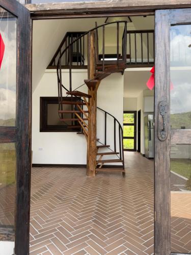 a stairway leading to a room with a spiral staircase at Ilusion Cabaña La Florida in Pereira