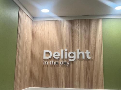 a wall with a sign that says delight in the day at Spark by Hilton Phoenix-Glendale-Peoria in Glendale