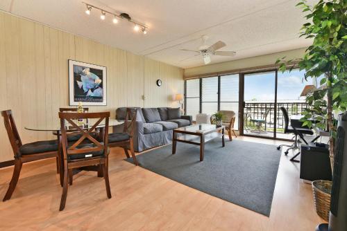 Ruang duduk di Kihei Akahi C616 · AKH C616 Cozy Condo Near Beach w Ocean View P
