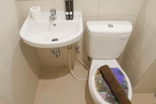 Ένα μπάνιο στο Relaxing and Serene 2BR Apartment at Tanglin Supermall Mansion By Travelio