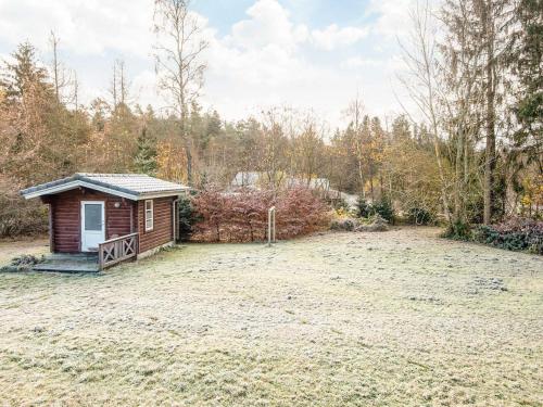 a small cabin in the middle of a field at Nordic Charm with Spa - By Traum Ferienwohnungen in Kolind