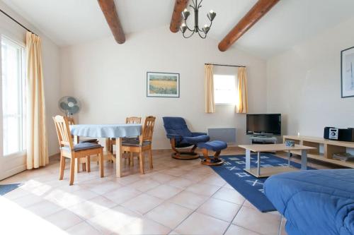 un salon avec une table et des chaises dans l'établissement Country house in Arles Provence peaceful and lovely, à Arles