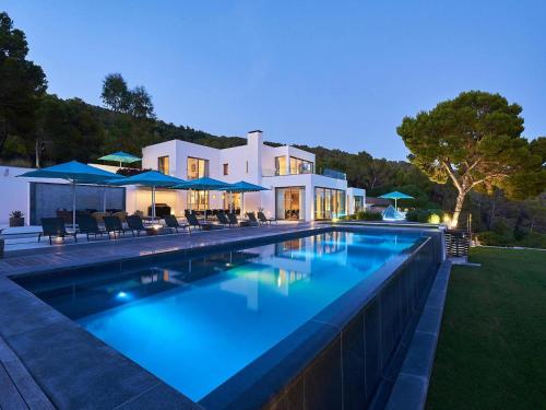 Πισίνα στο ή κοντά στο Villa in Ibiza with Infinity Pool & Views