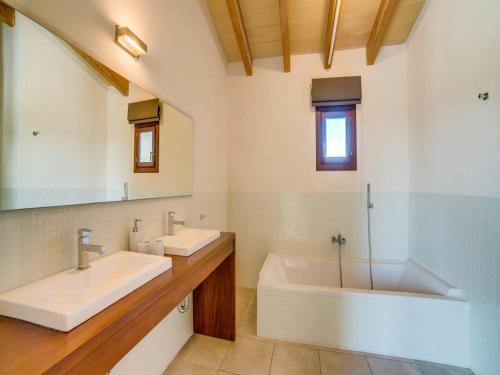 Ένα μπάνιο στο Hillside Luxury Villa with Pool