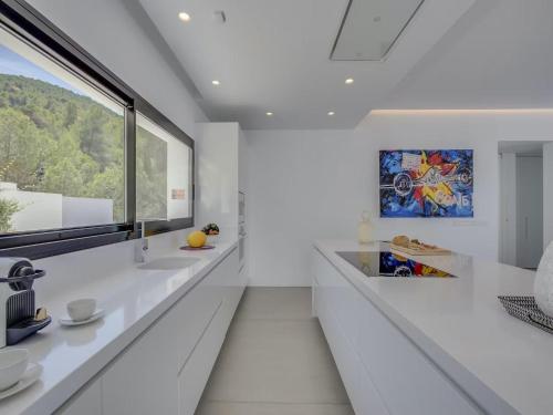 Μια τηλεόραση ή/και κέντρο ψυχαγωγίας στο Villa in Ibiza with Stunning Sea Views