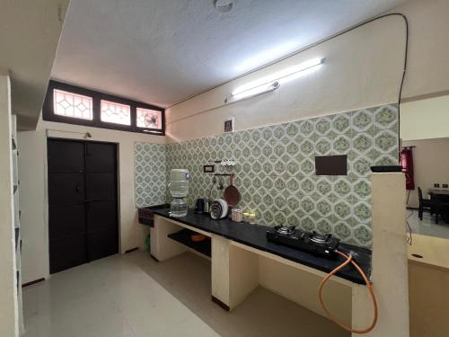 Kuchyň nebo kuchyňský kout v ubytování SHI's 2bhk Near Ganga Hospital