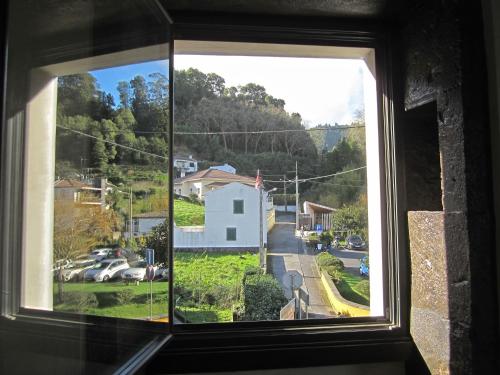 a window with a view of a residential neighborhood at Furnas Valley in Furnas