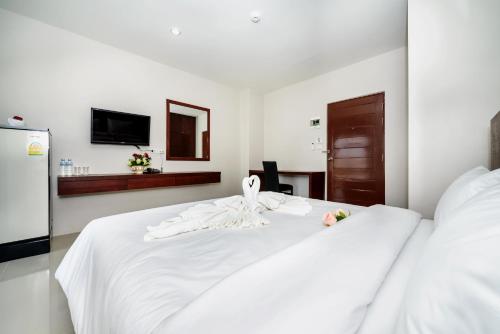 Ένα ή περισσότερα κρεβάτια σε δωμάτιο στο The Topaz Residence Phuket Town