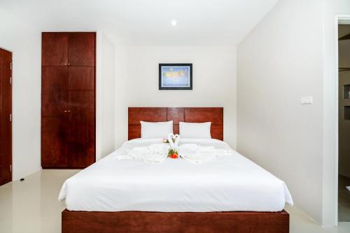 Ένα ή περισσότερα κρεβάτια σε δωμάτιο στο The Topaz Residence Phuket Town