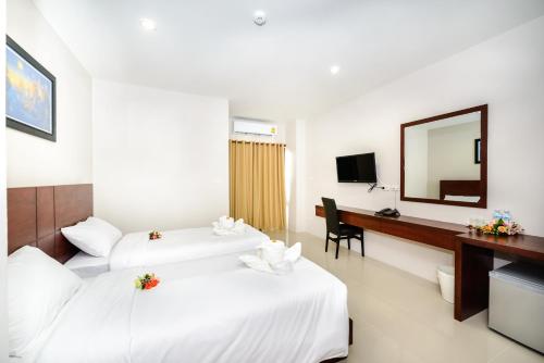 Ένα ή περισσότερα κρεβάτια σε δωμάτιο στο The Topaz Residence Phuket Town