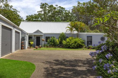 Callala BayにあるGrey Gables - Pet Friendly with Fireplace, Pool, Spa & Saunaの私道付家の外観