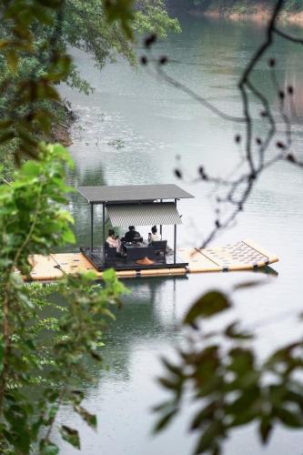 a group of people on a boat on a lake at Yakamoz Qianchuan Hotel in Lin'an