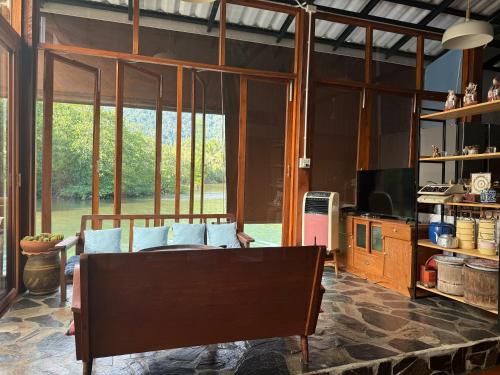 Kuchyň nebo kuchyňský kout v ubytování Baan Chan Lay Koh Chang