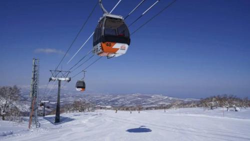 a ski lift in the air over a snow covered slope at ZABOCON YOICHI Villa in Yoichi