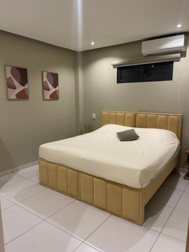 a bedroom with a bed in a room at Boa vista appartementen in Paramaribo