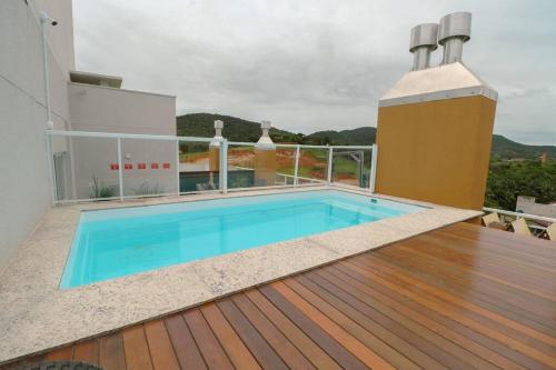 a swimming pool on the deck of a house at Apartamento Familiar III Próximo Beto Carrero e Praia in Penha