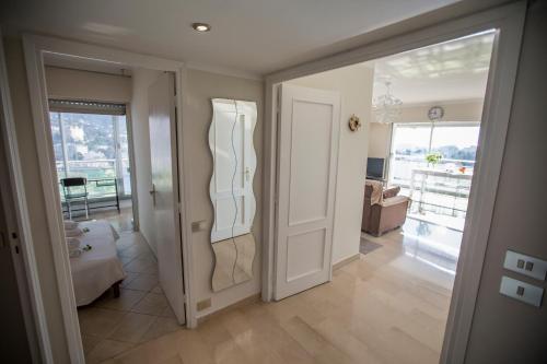 une chambre dotée d'une porte et d'un tableau. dans l'établissement Central Park by Connexion, à Cannes