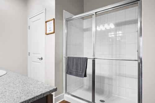 Ένα μπάνιο στο 2BR Balcony Suite Gym & Pool Downtown at CityWay