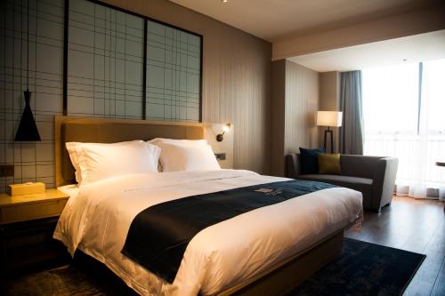 Echarm Hotel Guilin Gaoxin Wanda Li River Storeにあるベッド
