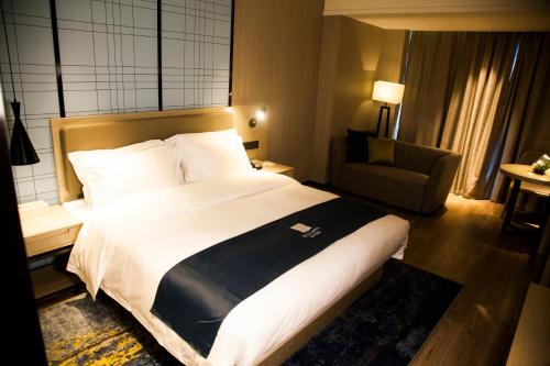 Echarm Hotel Guilin Gaoxin Wanda Li River Storeにあるベッド