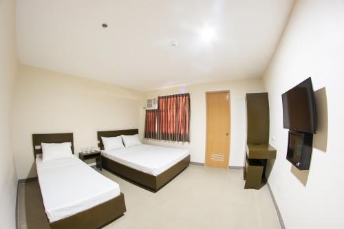 Postel nebo postele na pokoji v ubytování Emerald Suites CDO