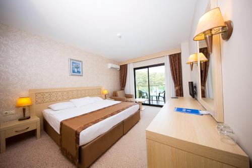 Säng eller sängar i ett rum på Eldar Resort Hotel